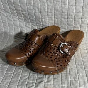 Naya Hyacinth Brown Leather Women's Clogs